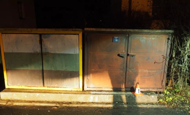 Вез трех человек, у него было три промилле. В итоге его машина оказалась между мусорными баками.