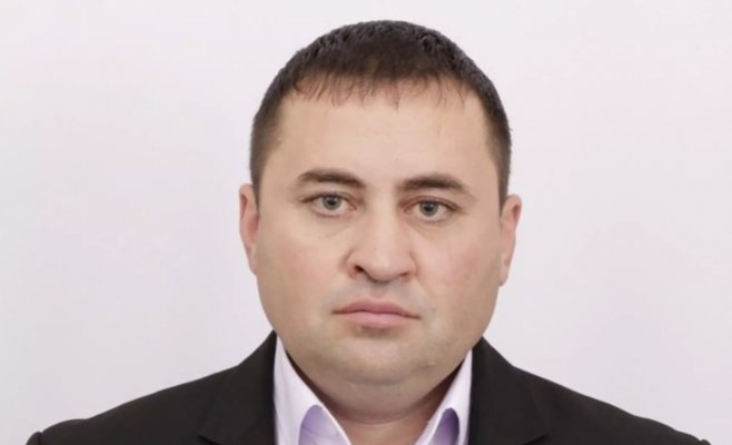 Российский политик погиб, выпав из окна. Он хотел подышать свежим воздухом, сообщают местные СМИ.