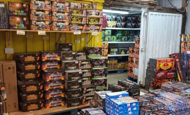 Опасные петарды из чешских магазинов заражают Австрию. Ужесточите меры, просит министр внутренних дел Чехии.