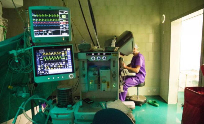 Роботы все чаще заменяют руки врачей