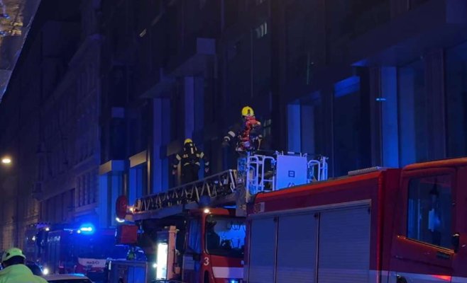 Пожар от фейерверка на крыше дома в центре Праги