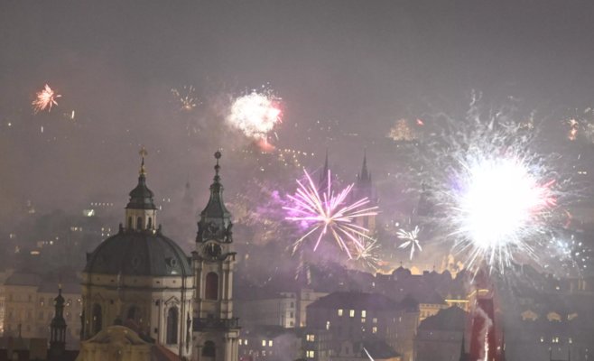 В центре Праги люди праздновали приход Нового года, пиротехника взрывалась, несмотря на запреты