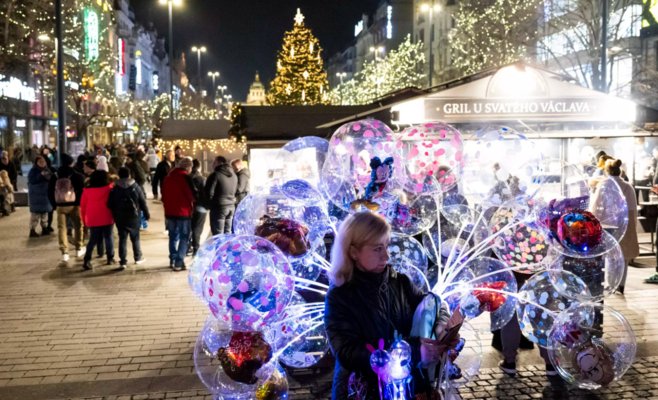 В центре Праги люди праздновали приход Нового года, пиротехника взрывалась, несмотря на запреты