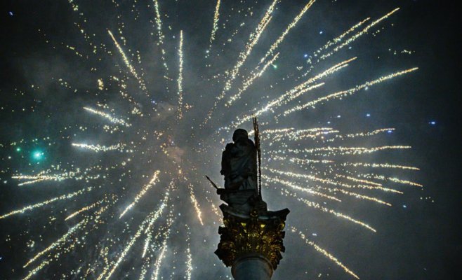 В центре Праги люди праздновали приход Нового года, пиротехника взрывалась, несмотря на запреты