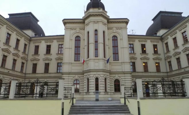 Девушка пыталась выбраться из запертой квартиры через крышу и в результате покончила с собой