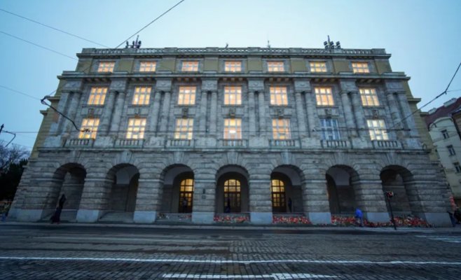 Факультету придется отремонтировать большую часть дверей после вмешательства полиции. Скоро летний семестр