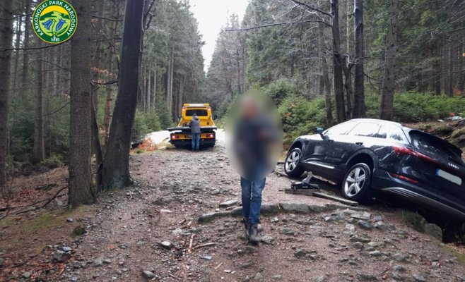 Немец застрял на своей машине на горной дороге Крконоше. Как он объяснил, дело было в навигации.