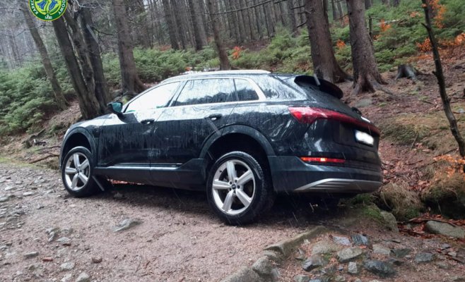 Немец застрял на своей машине на горной дороге Крконоше. Как он объяснил, дело было в навигации.