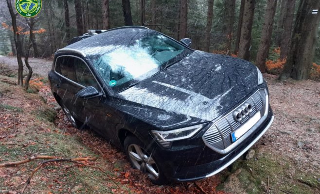 Немец застрял на своей машине на горной дороге Крконоше. Как он объяснил, дело было в навигации.