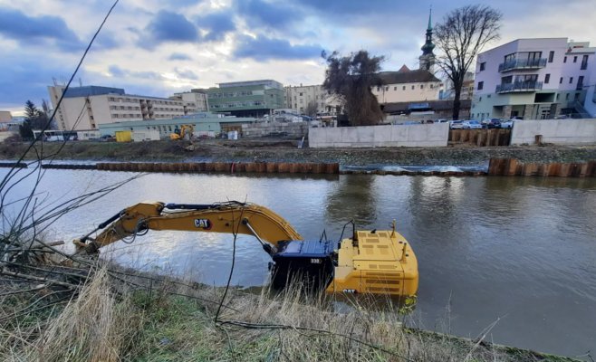 Рабочие на стройке в Брно утопили экскаватор. Их застала врасплох высокая вода во время строительства защитных сооружений
