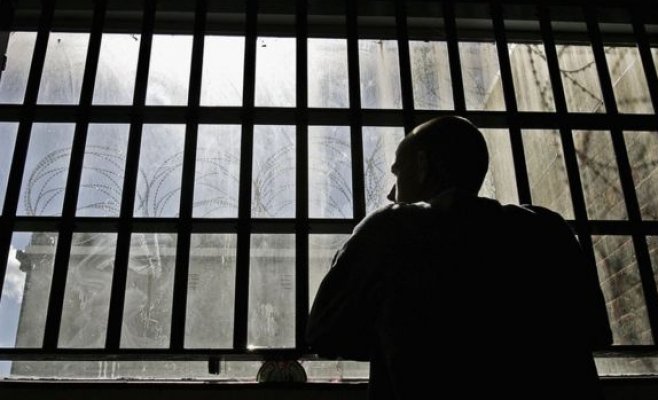 Отказалась дать ему наркотик, за что он разбил ей голову нунчаками. Ему было назначено 18 лет тюрьмы.