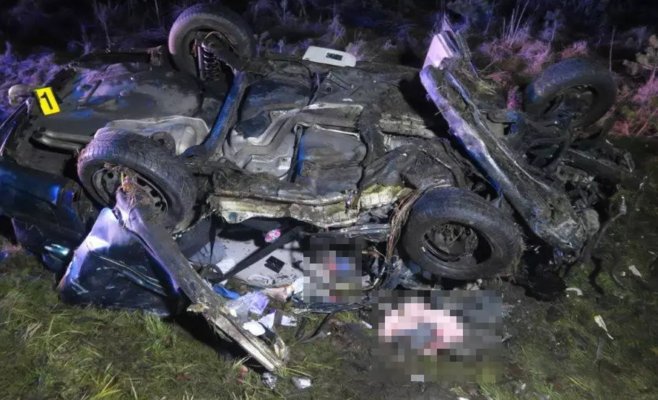 Неизвестная женщина спасала тяжелораненого водителя. Спасибо за помощь, говорит полиция.