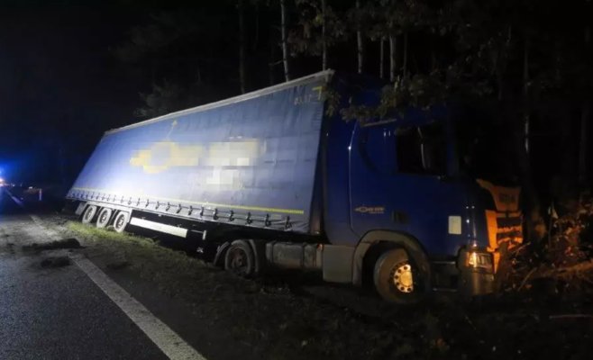 Неизвестная женщина спасала тяжелораненого водителя. Спасибо за помощь, говорит полиция.