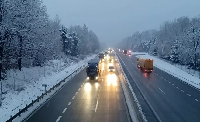 На трассе D1 разбился Porsche. На летних шинах и без технического обслуживания он вылетел на параллельную дорогу.