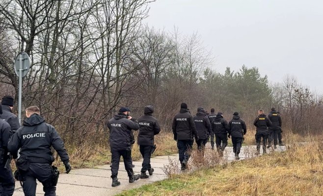 Полицейские с топорами и мачете прочесывают лесопарк в Праге в поисках пропавшего мужчины