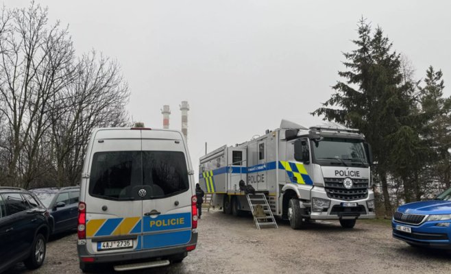 Полицейские с топорами и мачете прочесывают лесопарк в Праге в поисках пропавшего мужчины
