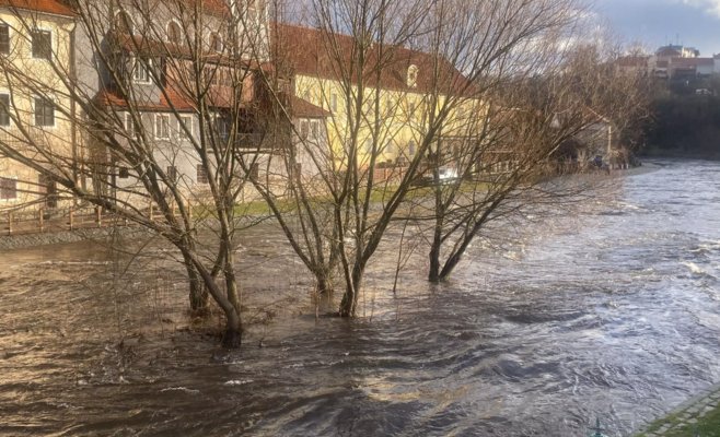 Река Влтава в Чешском Крумлове снова опустилась до второго уровня паводка