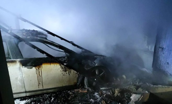 Дом загорелся во время зарядки автомобильного аккумулятора, два человека попали в больницу