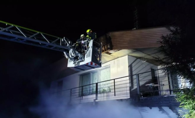 Дом загорелся во время зарядки автомобильного аккумулятора, два человека попали в больницу