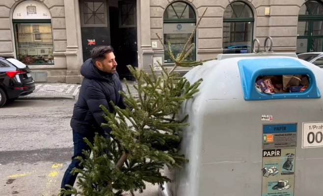 Пражские коммунальные службы убирают с улиц тысячи рождественских елок