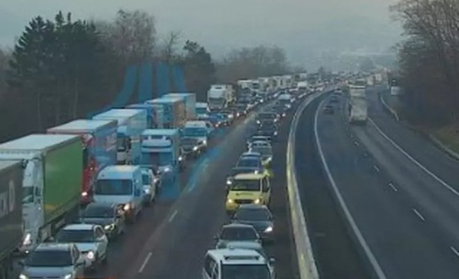 Массовая авария осложнила движение на D5 под Прагой