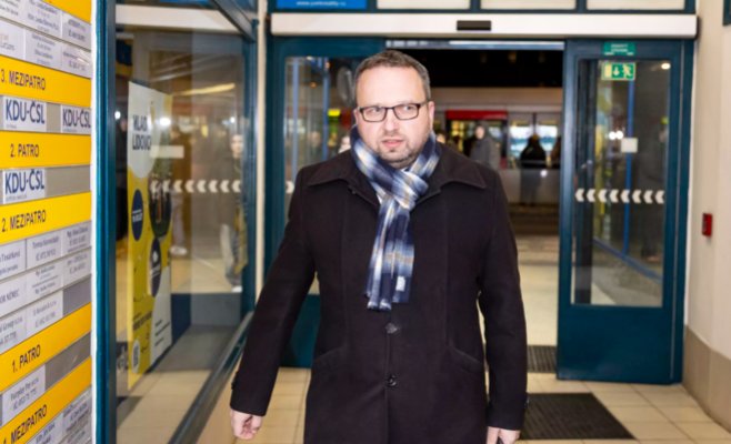 Юречка остается министром, Народная партия поддержала его