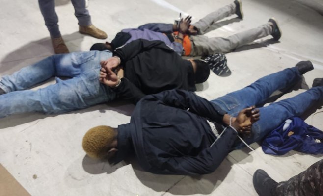 Вооруженные люди ворвались в прямой эфир эквадорского телевидения, президент обратился к армии