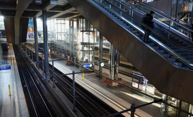 Тракторы у Бранденбургских ворот, забастовка на железной дороге. Протесты нарушают работу немецкого транспорта