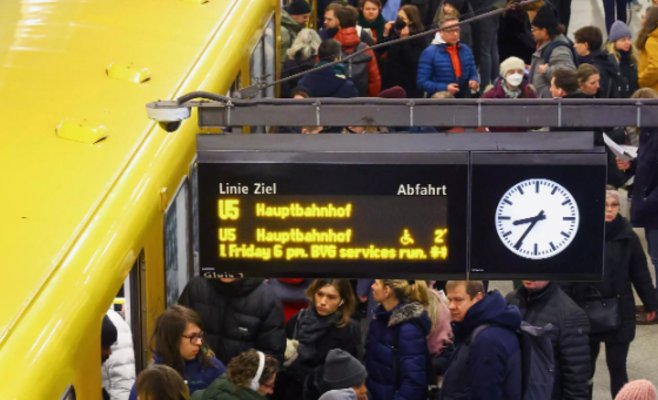 Тракторы у Бранденбургских ворот, забастовка на железной дороге. Протесты нарушают работу немецкого транспорта