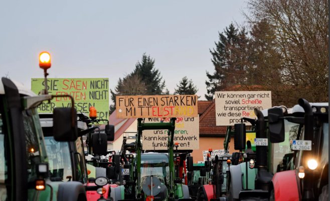 Тракторы у Бранденбургских ворот, забастовка на железной дороге. Протесты нарушают работу немецкого транспорта