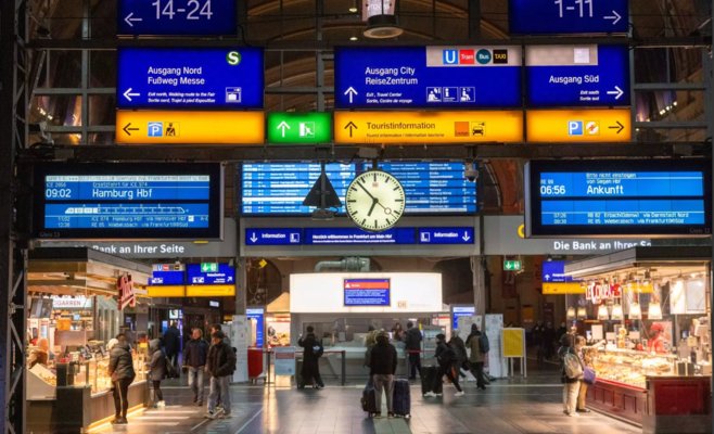 Тракторы у Бранденбургских ворот, забастовка на железной дороге. Протесты нарушают работу немецкого транспорта