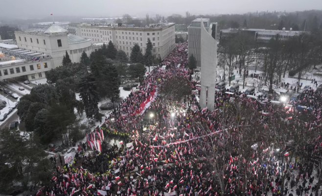 Демонстрация в Польше: 300 000 пришли, сообщает PiS. В десять раз меньше, считает мэрия.
