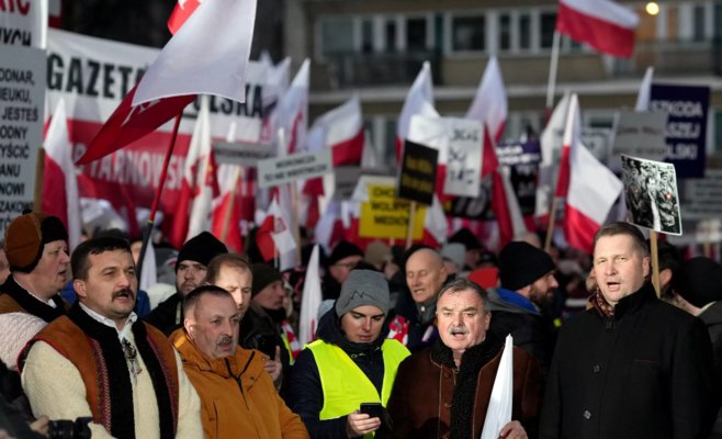 Демонстрация в Польше: 300 000 пришли, сообщает PiS. В десять раз меньше, считает мэрия.