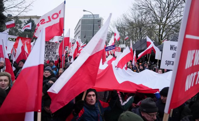 Демонстрация в Польше: 300 000 пришли, сообщает PiS. В десять раз меньше, считает мэрия.