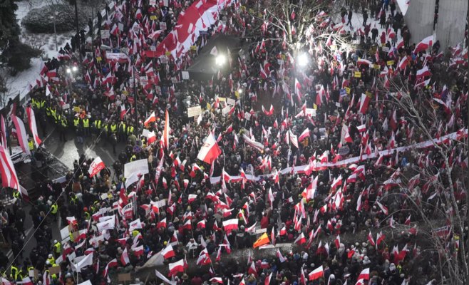 Демонстрация в Польше: 300 000 пришли, сообщает PiS. В десять раз меньше, считает мэрия.