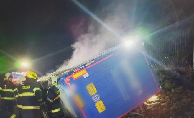 В результате аварии была перекрыта автомагистраль D8. Грузовик с коровами попал в аварию