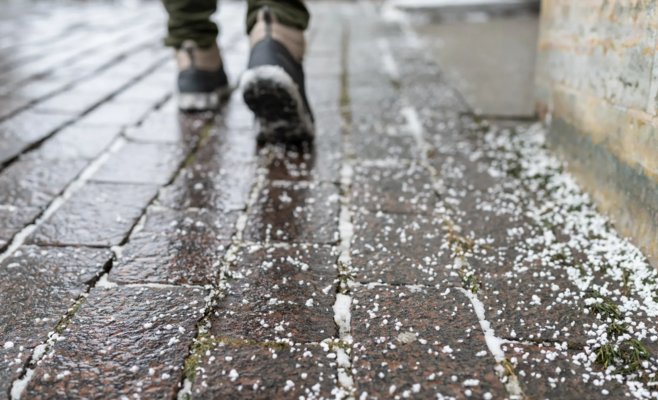 Сильный гололед ожидается в Чехии со второй половины дня, север Чехии будет покрыт снегом