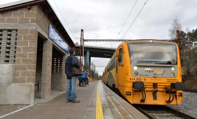 Сегодня утром в пражском районе Качеров поезд сбил мужчину