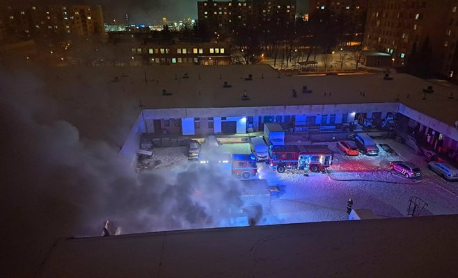 Пожарные боролись с огнем в торговом комплексе в Хомутове всю ночь