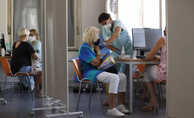 Люди требуют компенсаций после прививок, государство пока не признает ни одной