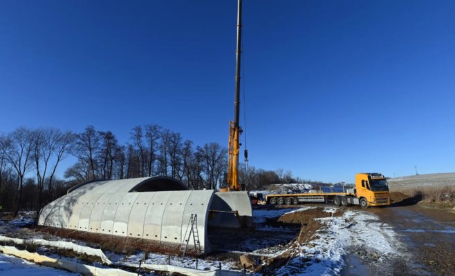 Свежепостроенный мост на объездной дороге через Клатовы падает. Строитель получил некачественные детали