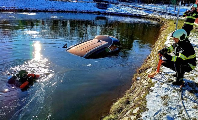 Женщина в Прахатице въехала на своем автомобиле в пожарный резервуар, но успела вовремя выбраться