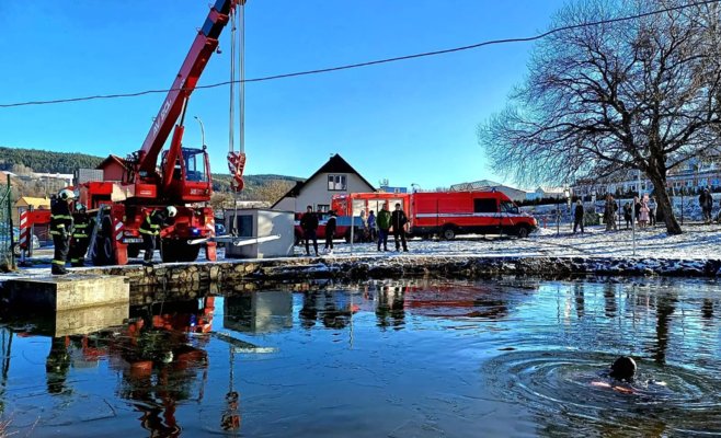 Женщина в Прахатице въехала на своем автомобиле в пожарный резервуар, но успела вовремя выбраться
