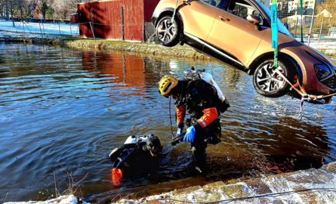 Женщина в Прахатице въехала на своем автомобиле в пожарный резервуар, но успела вовремя выбраться