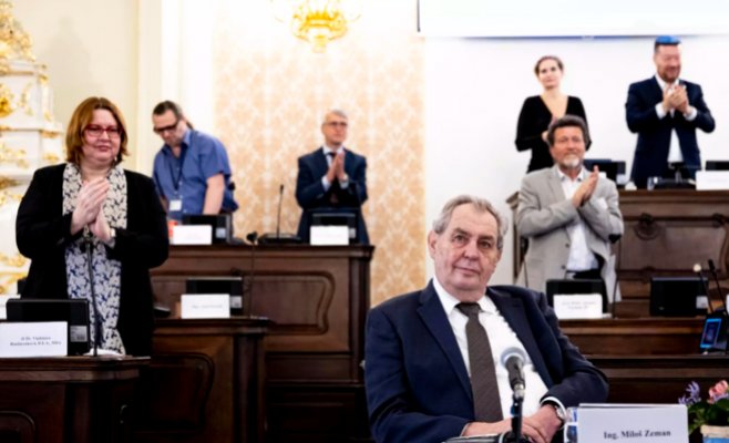 Земан впервые за долгое время появился на публике: ему аплодировали стоя за насмешки над правительством на семинаре SPD