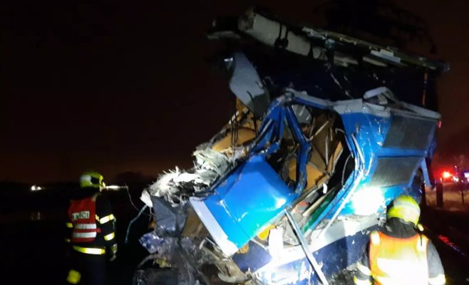 Трагическое столкновение скоростного поезда с грузовиком в Карвинском районе. Машинист погиб, 19 человек пострадали