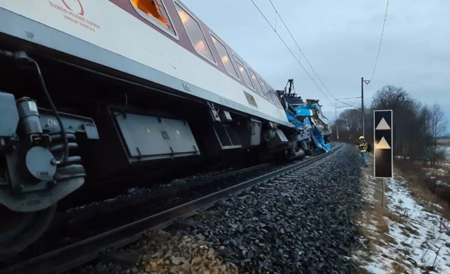 Трагическое столкновение скоростного поезда с грузовиком в Карвинском районе. Машинист погиб, 19 человек пострадали