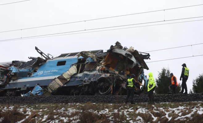 Трагическое столкновение скоростного поезда с грузовиком в Карвинском районе. Машинист погиб, 19 человек пострадали