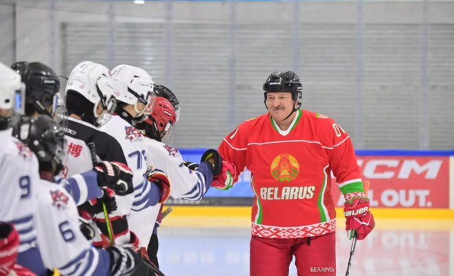 На ногу Лукашенко упало 80-килограммовое бревно