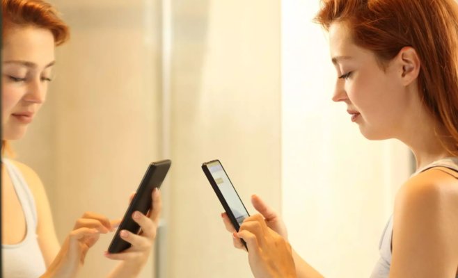 Зеркала должны исчезнуть из школьных туалетов. Все из-за TikTok